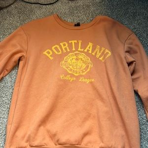 Oversized crew neck.